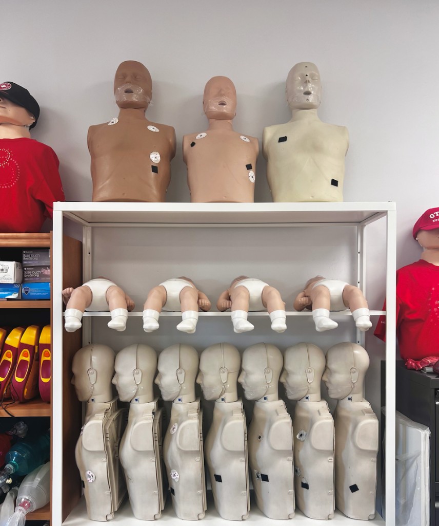 Training equipment at First Aid Connect St-Laurent including CPR manikins and AED trainers